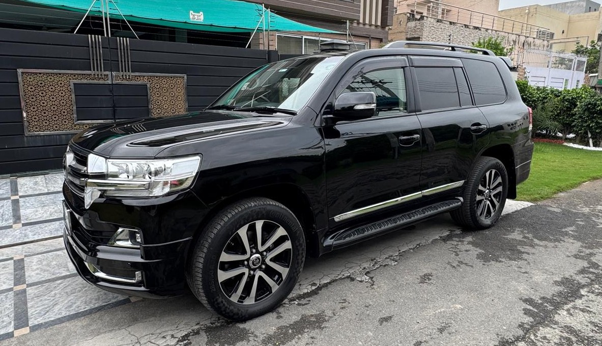 Land Cruiser V8 Renta Car in Lahore.png