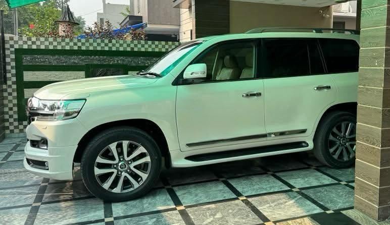 Land Cruiser V8 Renta Car Lahore