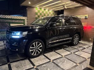 Rent a Car in Lahore Land Cruiser V8 s